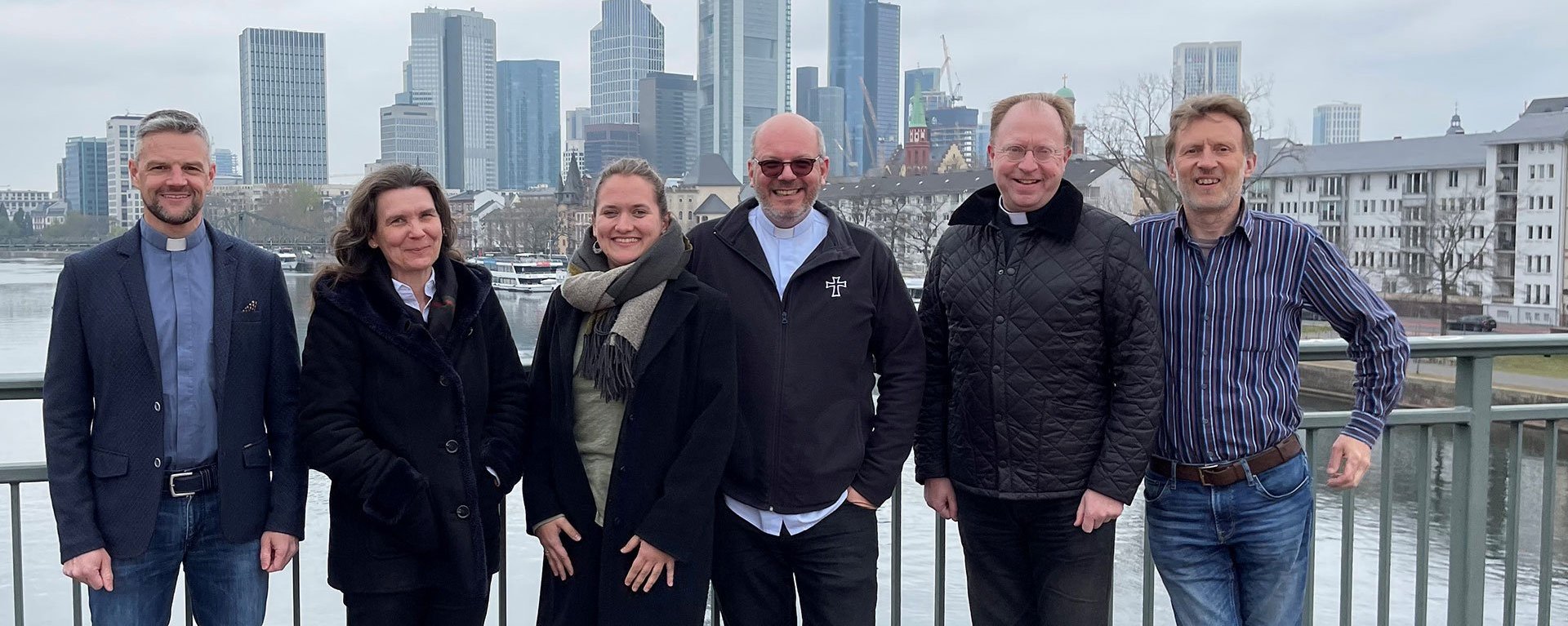 Gruppenfoto auf Brücke - im Hintergrund Hochhäuser