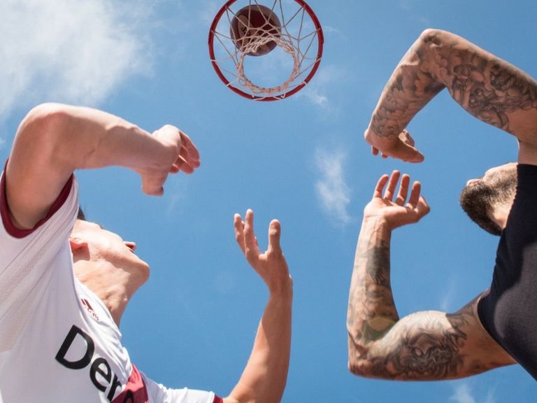 Zwei Männer spielen Basketball